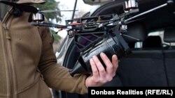 Оптоволоконный беспилотник в руках украинского военнослужащего, Донецкая область