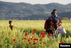 Беженка с детьми на греко-македонской границе. Май 2015
