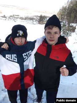 Данил Трубеев (справа)