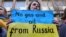 Участница антивоенного протеста возле посольства Германии в Брюсселе. Бельгия, 11 марта 2022 года. Фото: Reuters