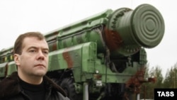 Дмитрий Медведев в должности президента РФ у ракетного комплексе "Тополь" (SS-25) на космодроме Плесецк в России в октябре 2008 года