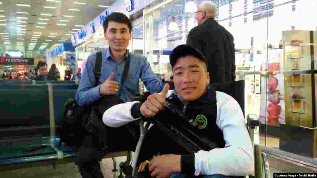 Хабиб Арзыкулов, директор благотворительного фонда &quot;Элим, барсынбы&quot;, который помог Нургазы,и сам герой перед вылетом в США в бишкекском аэропорту