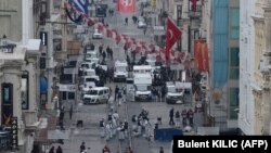  Турецкая полиция и следователи работают на месте, где был совершен теракт, 19 марта 2016