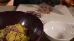 "Индекс оливье": россияне рассказывают, сколько стоит главный салат на их новогоднем столе и на сколько он подорожал 