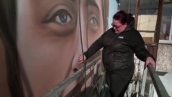 "Это история героя". Евгений Гладенко рисует муралы памяти погибших украинских военных в Киеве после того, как был убит его друг