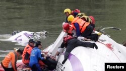 Спасательная операция после падения самолета на Тайване 