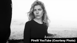 Анастасия Игнатова в образе для календаря Pirelli