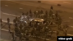 Силовики в Минске окружили машину на проспекте Дзержинского 24 сентября и бьют по ней