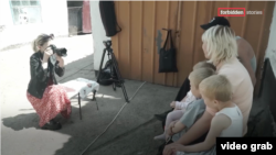 Виктория Рощина (слева) во время работы над репортажем