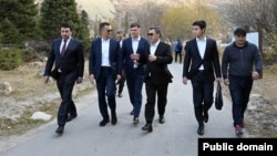 Второй справа — младший сын Садыра Жапарова — Нурдоолот Нургожоев