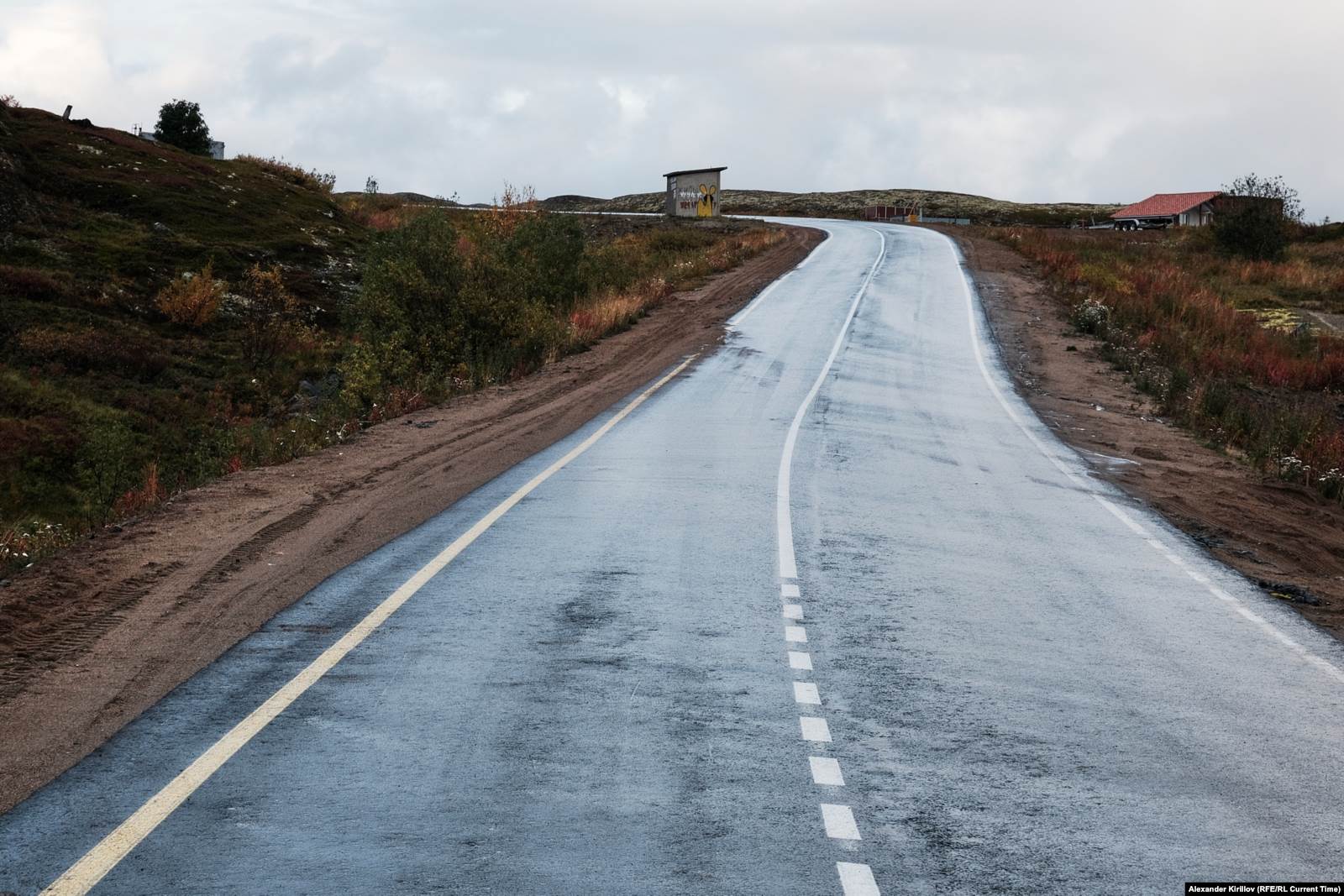  Свежий асфальт начинается только на въезде в Териберку. Его положили на нескольких улицах в 2017 году — впервые в истории поселка