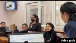 Судебный процесс над Эльвирой Еркебаевой и Максимом Кузнецовым, обвиняемыми в "найме киллера для убийства своего бывшего мужа". Скрин из видео