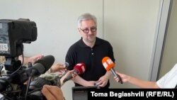 Ника Гварамия у здания СИЗО