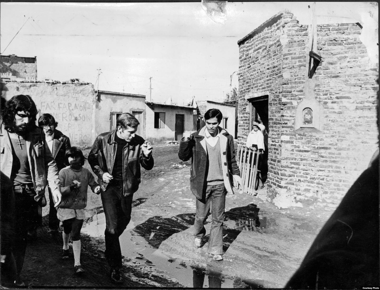 Падре Карлос Мухика считал, что церковь должна помогать бедным и вставать на их сторону в спорах с властями. Фото: lacampora.org