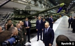 Президент России Владимир Путин посещает военный завод в Нижнем Тагиле. 15 февраля 2024 года