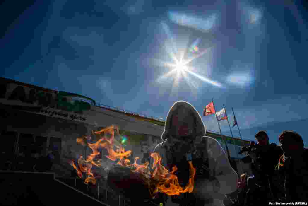 Перед единственной ледовой ареной, а в народе &ndash; дворцом, развели костер