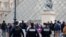 Полицейские патрулируют площадь возле закрытого после ограбления Лувра. Париж, 20 октября 2025 года