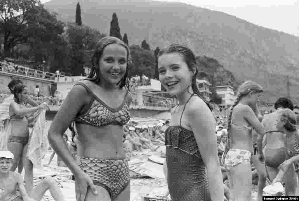 Руководители &quot;Артека&quot; приставили к Саманте ее сверстницу Наташу Каширину: она хорошо говорила по-английски, так как ее мать была учительницей английского языка. Изначально Наташа должна была просто помогать американке освоиться, но девочки быстро подружились и продолжали общаться и после того, как Саманта вернулась домой. В 90-е годы Наташа и Ольга Сахатова впервые съездили в США, уже после трагической смерти Саманты. А еще через несколько лет Каширина встретила своего будущего мужа-американца и уехала с ним в Калифорнию