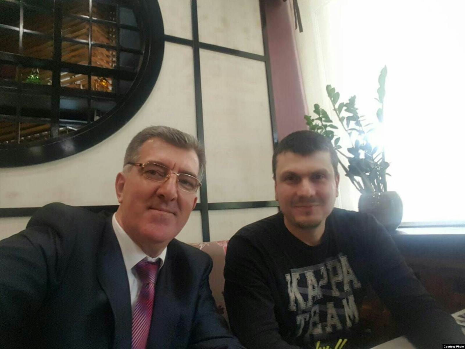 Адам Осмаев и Алекс Вернер на одной из встреч. Фото предоставлено защитой Артура Кринари