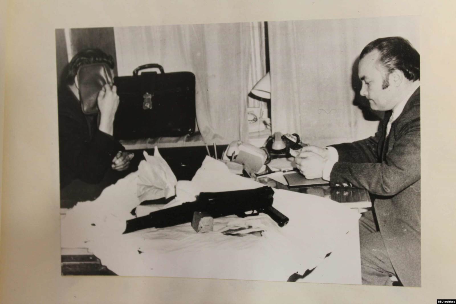  Снимки Хен Кым Сера после задержания. На фото: изъятый автомат и удостоверение помощника военного атташе посольства КНДР