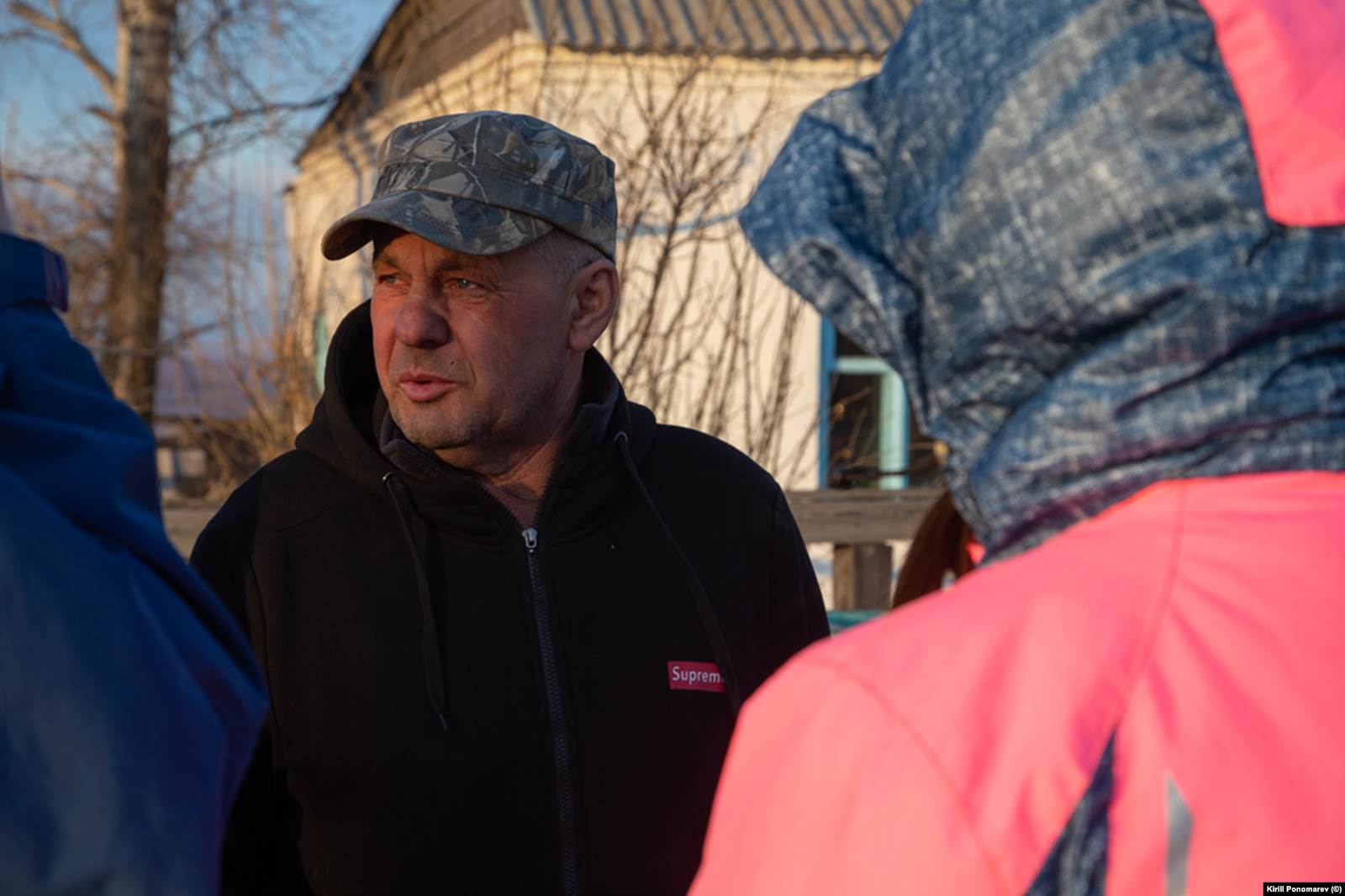 Олег Мурзин – староста села Шара Александрово-Заводского района Забайкальского края. Его дом, как и еще 25 домов в селе, сгорел. Фото: Кирилл Пономарев