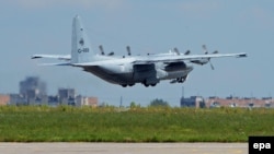 Самолет C130 в аэропорту Харькова в 2014 году