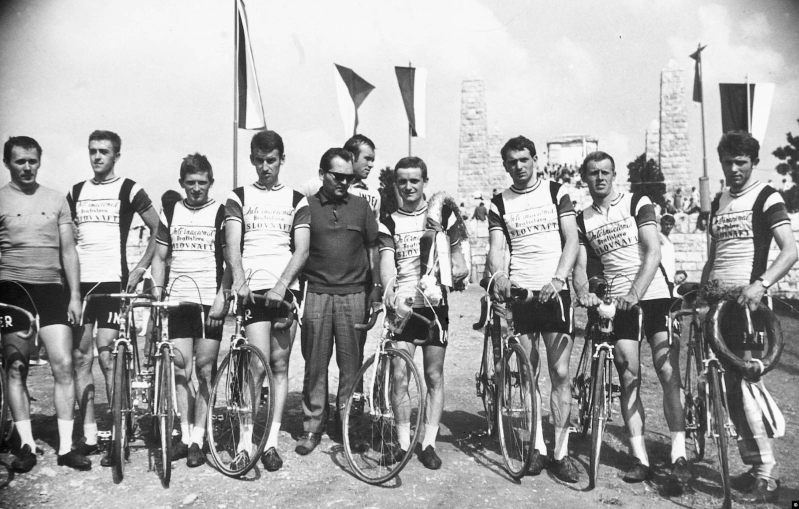 Роберт Гутыра (третий слева) с товарищами по команде. Фото: личный архив тренера Камиля Гатяпки