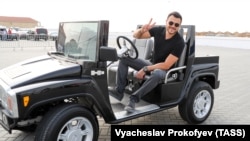 Эмин Агаларов на открытии музыкального фестиваля "Жара" в отеле Sea Breeze Resort в Баку, 26 июля 2018 года