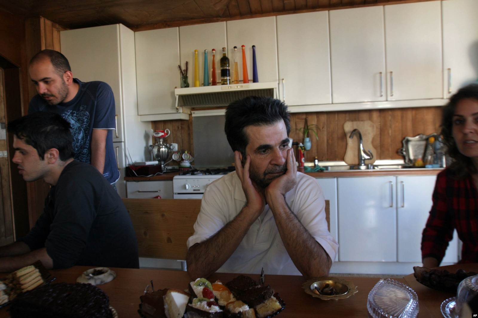 Джафар Панахи во время домашнего ареста с семьей. Тегеран, 25 мая 2010 года