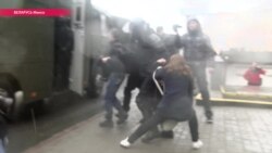 Минский ОМОН задерживает участников празднования Дня Воли