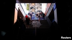 Зрители в Мадриде покидают стадион из-за остановленного после отключения электричества турнира по теннису. Испания, 28 апреля 2025 года