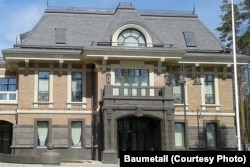 Вход в здание представительского корпуса в резиденции в Ново-Огарёве