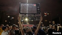 Участники протестов в Минске возле здания государственной телекомпании в 2020 году. Фото: Reuters