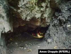 Кристек пробирается через вход в заброшенную урановую шахту в Южной Богемии