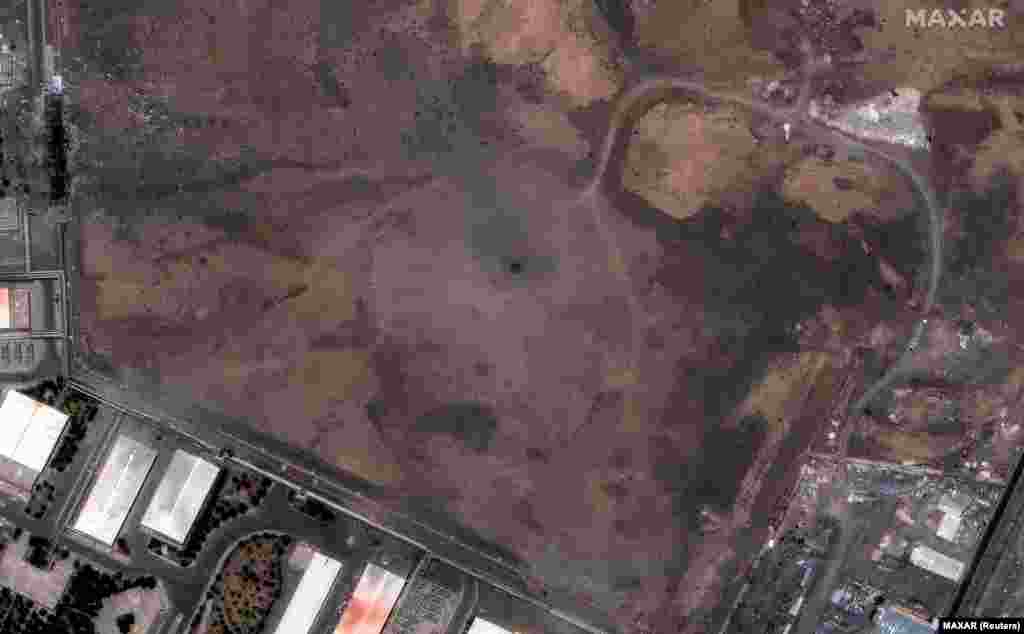 Снимок ядерного объекта в Натанзе до и после удара, виден кратер от бомбы 