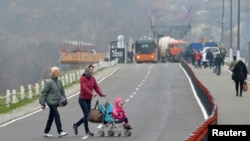 Жители проходят через контрольный пункт в Станице Луганской, октябрь 2019 года