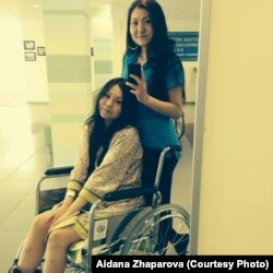 Айдана Жапарова c младшей сестрой во время реабилитации после операции