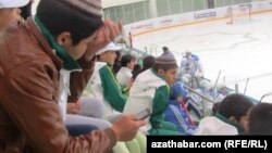 На фото - одно из государственных мероприятий, на котором заставили присутствовать школьников. Ашхабад. Туркменистан, 2013 