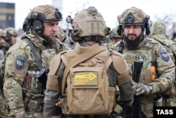 Военнослужащие во время смотра войск и военной техники Чеченской Республики у резиденции главы Рамзана Кадырова. Фото ТАСС, 5 января 2024 года