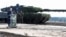 Канцлер Германии Олаф Шольц произносит речь на фоне танка Leopard 2 во время визита на военную базу. Берген, Германия, 17 октября 2022 года. Фото: Reuters