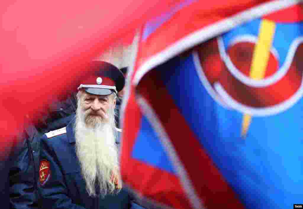 Накануне праздника блогеры обнаружили объявления, размещенные на различных сайтах, по набору массовки для шествий. Организаторы обещают демонстрантам деньги и коньяк