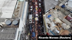 Тела погибших, выложенные вдоль улице в одной из фавел Рио-де-Жанейро, 29 октября 2025 года