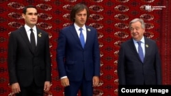 Президент Туркменистана Сердар Бердымухамедов, премьер-министр Грузии Ираклий Кобахидзе и генеральный секретарь ООН Антониу Гутерриш. Аваза, 5 августа 2025 года