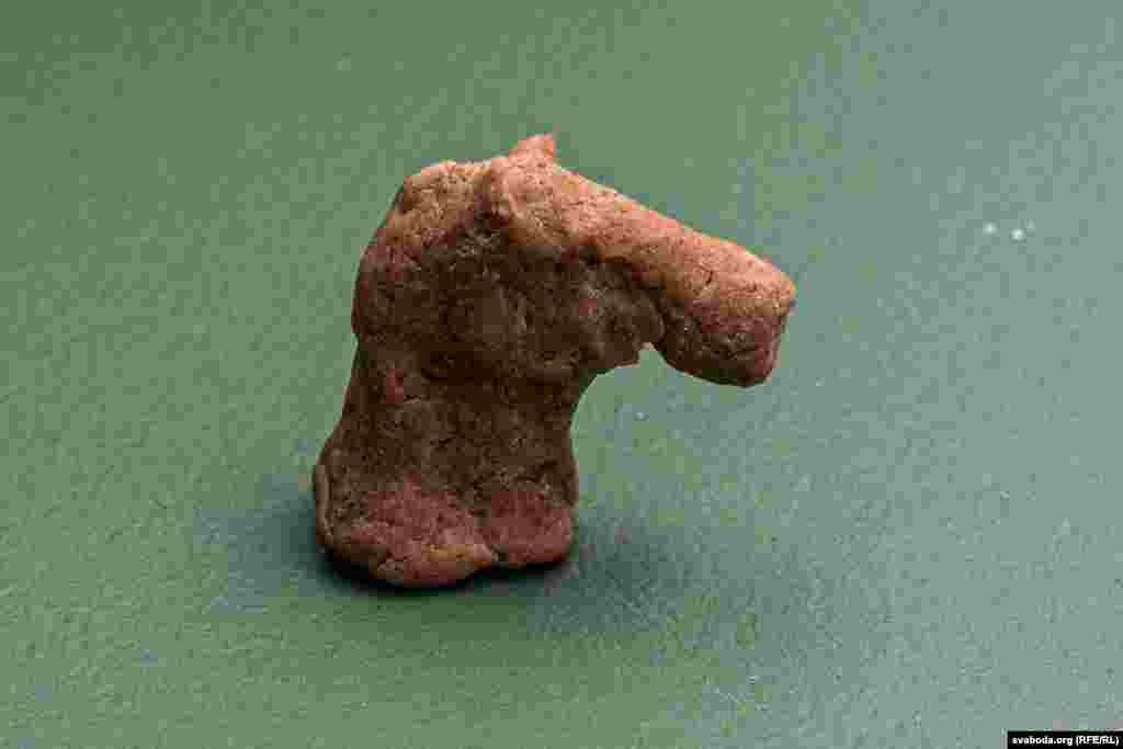 Шахматная фигура коня. Ее из хлеба вылепил один из политзаключенных в тюрьме