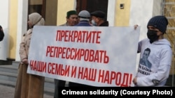 Пикет против преследований крымских мусульман по делу "Хизб ут-Тахрир" у здания суда в Ростове-на-Дону, 29 октября 2021 года