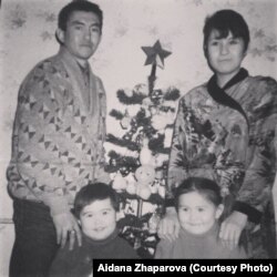 Айдана Жапарова (слева в нижнем ряду) с мамой, папой и младшей сестрой