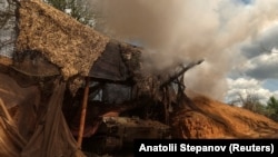 Иллюстративное фото. Военнослужащие 28-й отдельной механизированной бригады ВСУ наносят удар по позициям армии России во время наступления войск РФ возле Торецка Донецкой области, июнь 2025 года