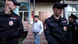 Полиция пристально следит за передвижениями главы избирательного штаба "Демкоалиции" в Новосибирске Леонида Волкова