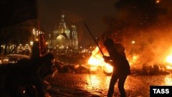 Акция "Свобода" Петра Павленского на Мало-Конюшенном Мосту в Санкт-Петербурге