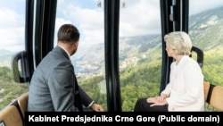 Президент Черногории Яков Милатович и глава ЕК Урсула фон дер Ляйен на встрече, которая началась с поездки по канатной дороге от горы Ловчен до Котора